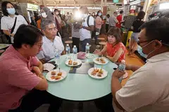 SOKONGAN BAGI PENJAJA: Dr Khor berkata pemerintah komited memberi sokongan kepada penjaja meneruskan perniagaan mereka. Beliau berada di pusat penjaja Ghim Moh semalam bersama (dari kiri) pengerusi bersama kumpulan bertugas bagi memberi sokongan kepada penjaga, Encik Edward Chia, yang juga AP GRC Holland-Bukit Timah; dan pengerusi Persatuan Penjaja Chinatown Compex, Encik Lim Gek Meng; serta seorang penjaja. - Foto ZAOBAO