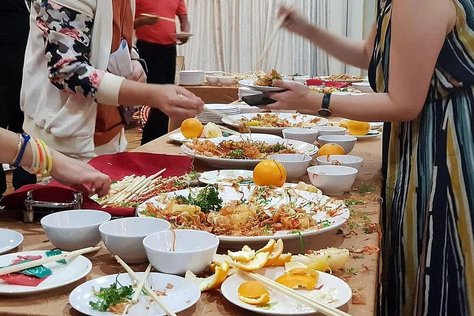 ERATKAN HUBUNGAN: Pelanggan berbilang bangsa dan agama melambung 'Yu Sheng' bersama di restoran The Landmark sempena Tahun Baru Cina. - Foto THE LANDMARK 