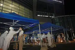 TANGANI VIRUS: Beberapa penduduk Pulau Jeju di Korea Selatan menjalani ujian Covid-19 sedang negara itu terus berusaha mengawal penularan Covid-19. Di Seoul, mogok yang dilancarkan sekumpulan doktor memaksa lima hospital besar untuk membataskan waktu operasi mereka dan menangguhkan pembedahan operasi tidak genting, - Foto EPA-EFE