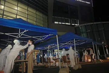 TANGANI VIRUS: Beberapa penduduk Pulau Jeju di Korea Selatan menjalani ujian Covid-19 sedang negara itu terus berusaha mengawal penularan Covid-19. Di Seoul, mogok yang dilancarkan sekumpulan doktor memaksa lima hospital besar untuk membataskan waktu operasi mereka dan menangguhkan pembedahan operasi tidak genting, - Foto EPA-EFE
