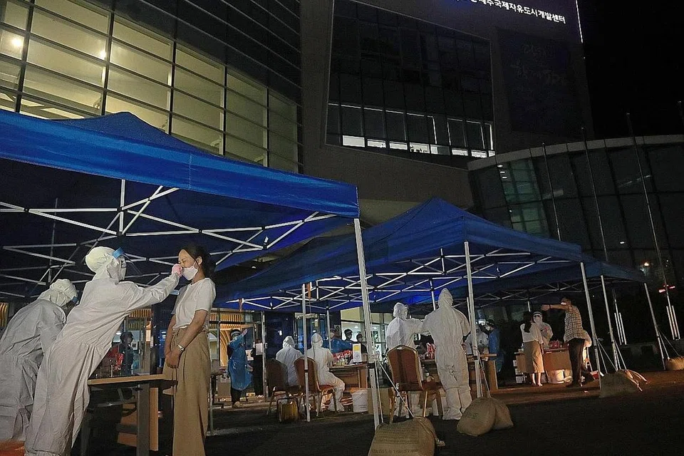 TANGANI VIRUS: Beberapa penduduk Pulau Jeju di Korea Selatan menjalani ujian Covid-19 sedang negara itu terus berusaha mengawal penularan Covid-19. Di Seoul, mogok yang dilancarkan sekumpulan doktor memaksa lima hospital besar untuk membataskan waktu operasi mereka dan menangguhkan pembedahan operasi tidak genting, - Foto EPA-EFE