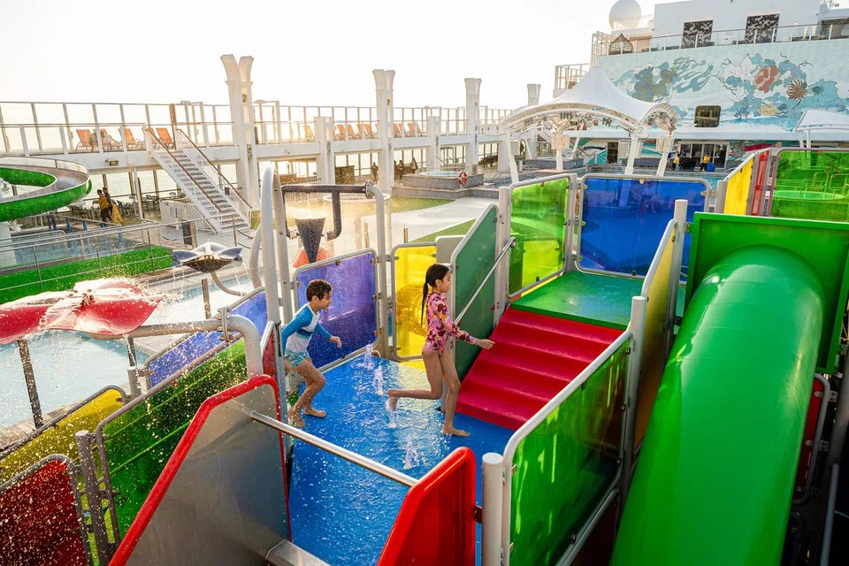 Kanak-kanak berseronok di atas kapal Genting Dream.