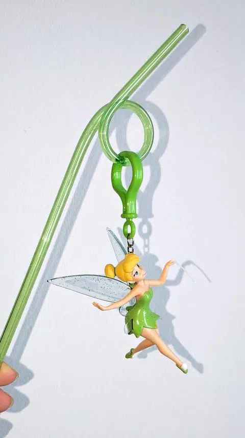 Straw bertema Tinker Bell yang disertakan bersama minuman, antara cenderamata unik di atas kapal Disney Adventure.