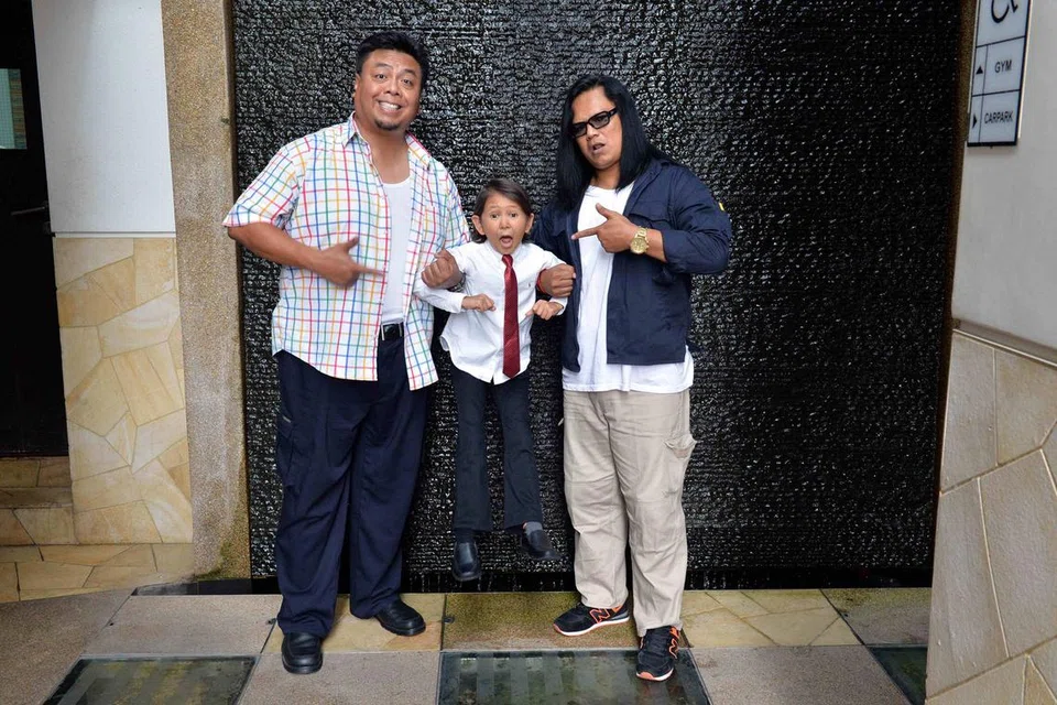 LAWAK TIGA NEGARA: Tiga pelawak, (dari kiri) Suhaimi Yusof dari Singapura, Bocil SayWho dari Indonesia dan Ropie dari Malaysia akan bergabung untuk menyertai peraduan lawak popular, Maharaja Lawak Mega 2017. - Foto M.O. SALLEH 