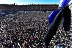 BERHIMPUN TANDA PERPADUAN: Ribuan orang membanjiri Place du Capitole di Toulouse kelmarin memberi penghormatan kepada guru sejarah Samuel Paty yang dibunuh. - Foto AFP
