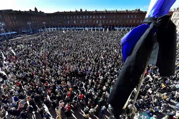 BERHIMPUN TANDA PERPADUAN: Ribuan orang membanjiri Place du Capitole di Toulouse kelmarin memberi penghormatan kepada guru sejarah Samuel Paty yang dibunuh. - Foto AFP