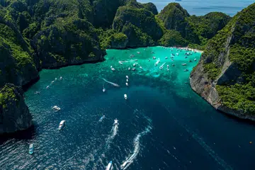 Teluk Maya adalah struktur batu di Laut Andaman di bahagian barat pantai Thailand. Gambar dipetik pada 2018.