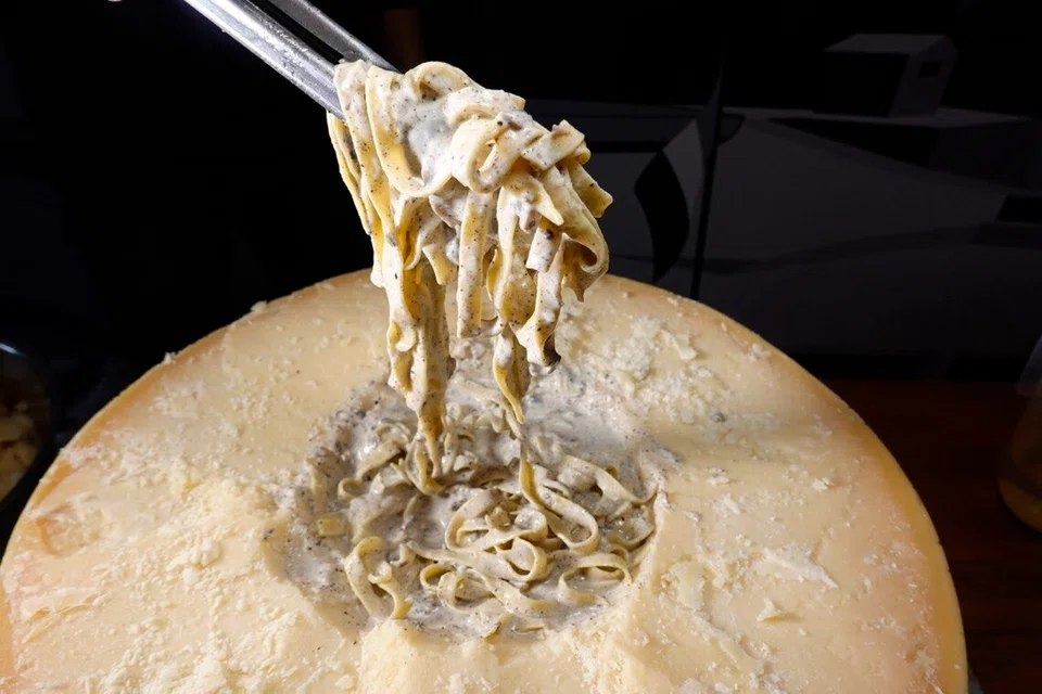 ‘Pasta Truffle Cheesewheel’ bermula pada harga $18. Pasta dimasak dalam sos ‘bechamel’ dengan cendawan, lalu digaul dalam blok keju (cheese wheel) yang diberi nama, ‘Grana Padano’, dan disiram dengan minyak ‘truffle’. 