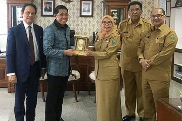 TINGKAT KERJASAMA: Dr Maliki (dua dari kiri) menemui Setiausaha Wilayah Sumatra Utara, Cik R. Sabrina (tiga dari kanan), untuk membincangkan idea mengenai mendalami kerjasama antara Singapura dengan Sumatra Utara. - Foto FACEBOOK DR MALIKI