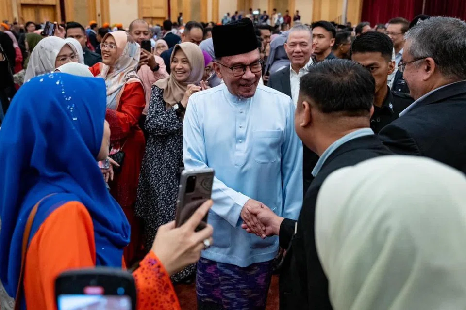 Perdana Menteri Malaysia, Datuk Seri Anwar Ibrahim, menyantuni warga Jabatan Perdana Menteri usai perhimpunan bulanan di Putrajaya pada 1 April.