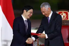 Perdana Menteri ke-4 Singapura, Encik Lawrence Wong (kiri), berjanji akan bekerja keras dan turun padang untuk mendekati dan memperbaiki mutu kehidupan rakyat Singapura. Beliau mengambil alih peranan tersebut daripada mantan Perdana Menteri, Encik Lee Hsien Loong (kanan) pada 15 Mei 2024.