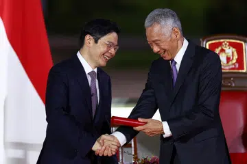 Perdana Menteri ke-4 Singapura, Encik Lawrence Wong (kiri), berjanji akan bekerja keras dan turun padang untuk mendekati dan memperbaiki mutu kehidupan rakyat Singapura. Beliau mengambil alih peranan tersebut daripada mantan Perdana Menteri, Encik Lee Hsien Loong (kanan) pada 15 Mei 2024.