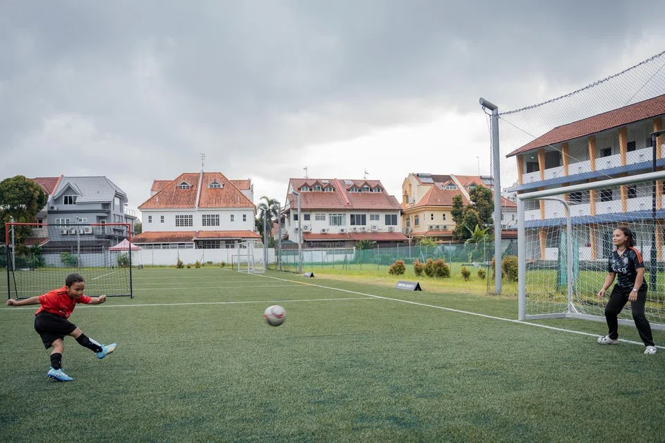 Cik Dania Aryanny Abdullah membantu anaknya, Delfyan Irhan Irwan, berlatih. Menurut beliau, tingkah laku dan sikap anaknya menjadi lebih baik selepas pulang dari Jerman. 