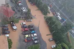 BANJIR KILAT: Musim tengkujuh timur laut melanda Malaysia pada Selasa (8 Nov) lebih awal daripada yang dijangkakan tahun ini. - Foto TWITTER ALYAA_HALIQA