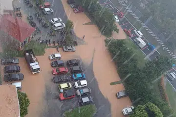 BANJIR KILAT: Musim tengkujuh timur laut melanda Malaysia pada Selasa (8 Nov) lebih awal daripada yang dijangkakan tahun ini. - Foto TWITTER ALYAA_HALIQA
