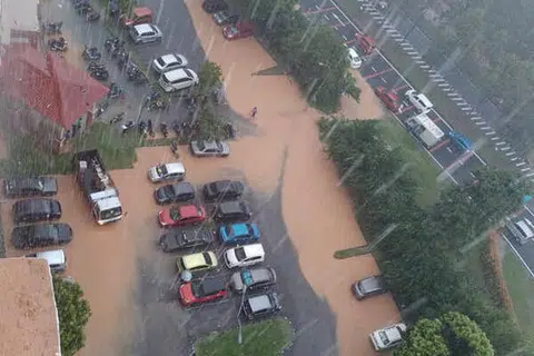 BANJIR KILAT: Musim tengkujuh timur laut melanda Malaysia pada Selasa (8 Nov) lebih awal daripada yang dijangkakan tahun ini. - Foto TWITTER ALYAA_HALIQA