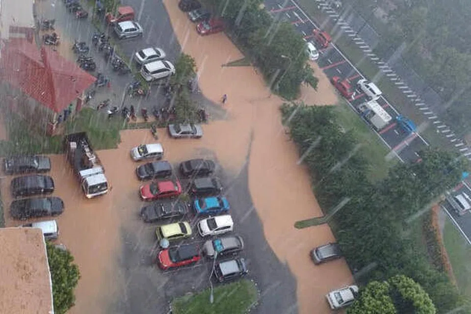 BANJIR KILAT: Musim tengkujuh timur laut melanda Malaysia pada Selasa (8 Nov) lebih awal daripada yang dijangkakan tahun ini. - Foto TWITTER ALYAA_HALIQA