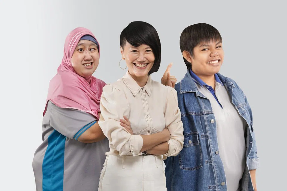 Pengasas jenama fesyen, Bound Designs, Cik Lu-Lyn Chang (tengah), bersama dua klien Persatuan Golongan Kurang Daya Intelek Singapura (Minds), Cik Hidayah (kiri) dan Cik Halidah (kanan), yang bekerjasama untuk menghasilkan koleksi beg makrami.  