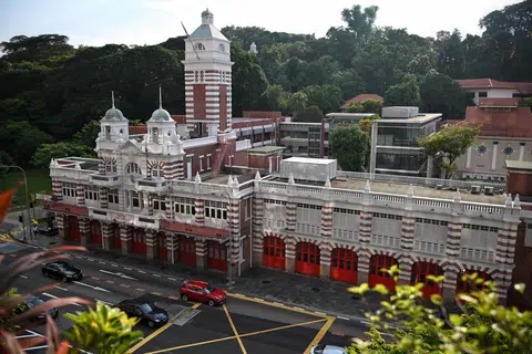 Balai bomba yang dibuka kepada orang ramai untuk lawatan berpandu pada setiap pagi Sabtu termasuk Balai Bomba Central(gambar), Alexandra, Clementi, Kallang dan Yishun.