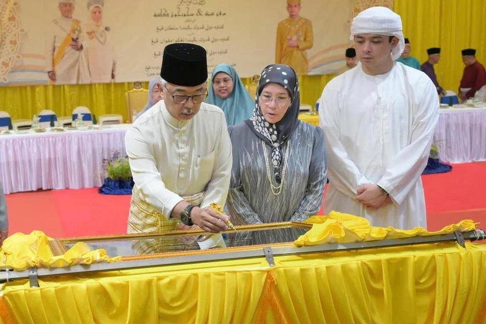 Sultan Pahang, Sultan Abdullah Ahmad Shah (kiri) menyempurnakan perasmian Masjid Rahman Ibn Auf, di Jerantut, Pahang, pada 11 Mac malam, sambil disaksikan Tengku Ampuan Pahang, Tunku Azizah Aminah Maimunah Iskandariah (tengah) dan Tengku Mahkota Pahang, Tengku Hassanal Ibrahim Alam Shah (kanan).