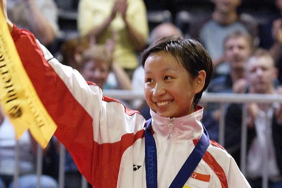 Li Li dari Singapura melambai kepada penonton selepas memenangi pingat emas individu pada 4 Ogos 2002. Ini merupakan pingat emas pertama Singapura dalam sukan badminton di Sukan Komanwel 2002. Li Li menewaskan Tracey Hallam dari England dengan keputusan 7-5, 5-7, 8-7, 7-0.
