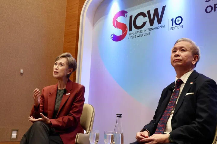 Menteri Penerangan dan Pembangunan Digital, Cik Josephine Teo (kiri) bersama ketua eksekutif Agensi Keselamatan Siber Singapura, Encik David Koh.