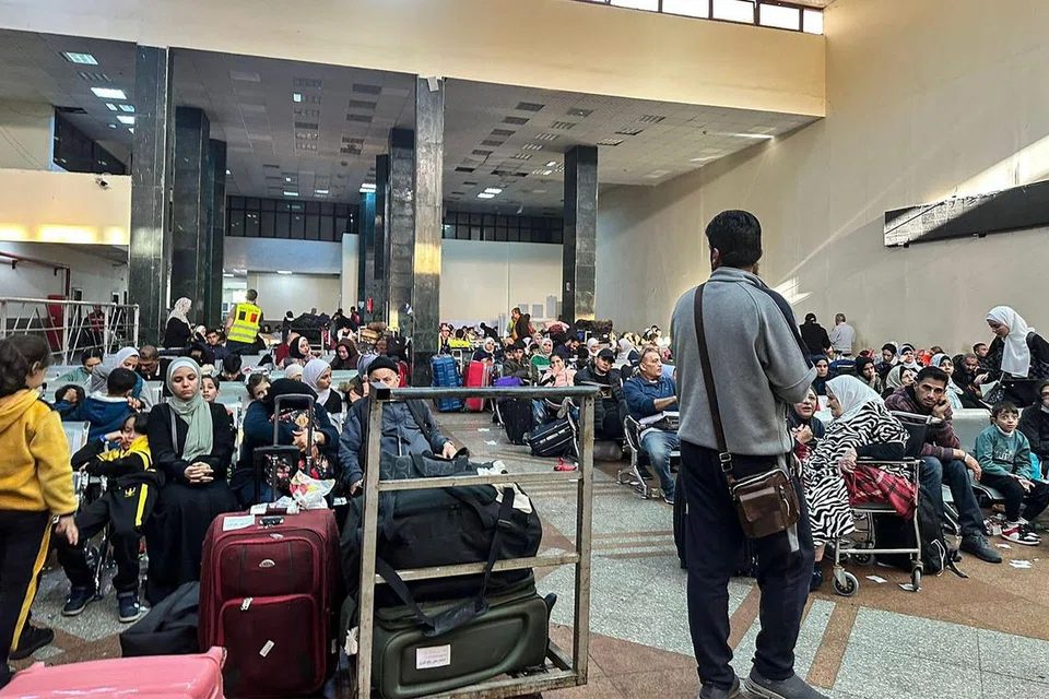 MENCARI PERLINDUNGAN: Para penduduk Palestin yang melarikan diri daripada Jaluran Gaza, menunggu peluang melintasi Rafah di sempadan Mesir, di tengah-tengah pertempuran antara tentera Israel dengan militan Hamas. 