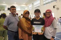 PENGALAMAN KEDUA: Ini merupakan kem penerapan SAF kali kedua bagi Nur Sya’irah Ramdan (tiga dari kiri), 16 tahun, yang mempunyai impian menjadi salah seorang anggota SAF pada masa hadapan. Bersamanya adalah anggota keluarganya. 