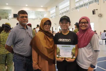 PENGALAMAN KEDUA: Ini merupakan kem penerapan SAF kali kedua bagi Nur Sya’irah Ramdan (tiga dari kiri), 16 tahun, yang mempunyai impian menjadi salah seorang anggota SAF pada masa hadapan. Bersamanya adalah anggota keluarganya. 