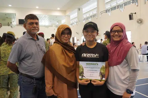 PENGALAMAN KEDUA: Ini merupakan kem penerapan SAF kali kedua bagi Nur Sya’irah Ramdan (tiga dari kiri), 16 tahun, yang mempunyai impian menjadi salah seorang anggota SAF pada masa hadapan. Bersamanya adalah anggota keluarganya. 