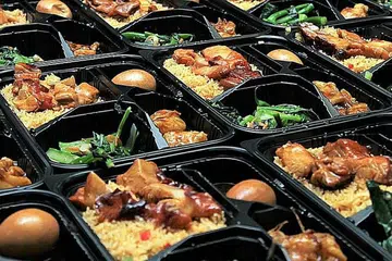 JALANKAN SIASATAN: Tiga agensi - MOH, NEA dan AVA - telah menjalankan satu pemeriksaan bersama di pekarangan syarikat FoodTalks Caterer & Manufacturer yang telah menyediakan makanan kepada peserta kem. - Foto FOODTALKS CATERER & MANUFACTURER