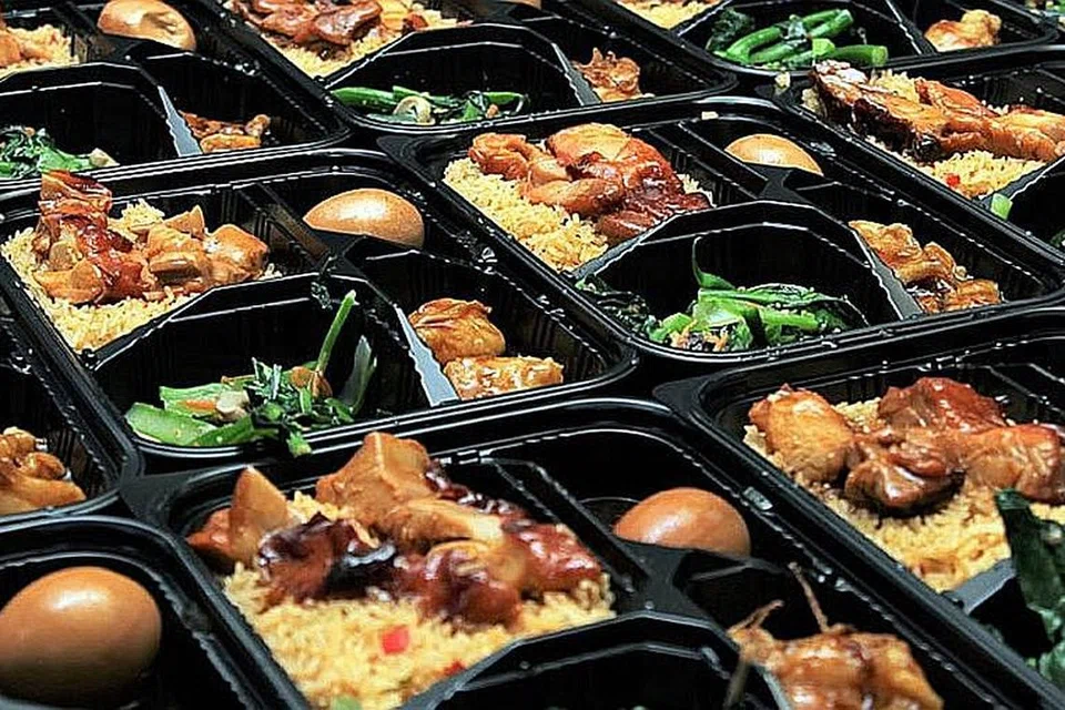 JALANKAN SIASATAN: Tiga agensi - MOH, NEA dan AVA - telah menjalankan satu pemeriksaan bersama di pekarangan syarikat FoodTalks Caterer & Manufacturer yang telah menyediakan makanan kepada peserta kem. - Foto FOODTALKS CATERER & MANUFACTURER