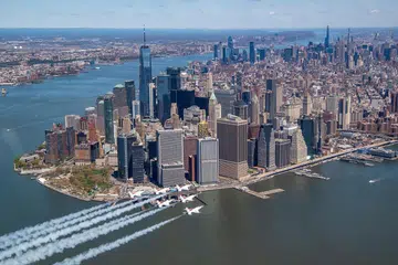 Ekonomi Amerika Syarikat menguncup 4.8 peratus bagi suku pertama tahun ini, penurunan paling ketara sejak krisis kewangan lebih sedekad lalu. Kelihatan pesawat pejuang Tentera Udara Amerika 'Thunderbirds' mempamerkan aksi berpasukan sedang mereka mengadakan lintas hormat di ibu kota New York City semalam sebagai menghargai pekerja barisan hadapan dan pekerja sektor penting dalam menangani penularan wabak koronavirus. 