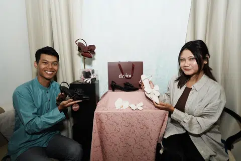 Kasut jenama, Divine Label, menjual kasut wanita bersaiz besar dan sesuai untuk mereka yang mempunyai kaki lebar. Jenama itu menawarkan kasut bersaiz 36 hingga 45. Pengasasnya ialah, Cik Noraziirin Razali (kanan) bersama rakan perniagaannya, Encik Mohamad Azlan Subtu.