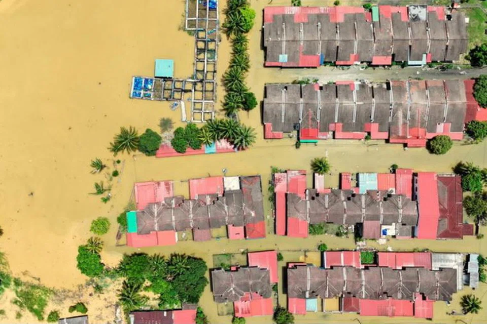 Keadaan banjir di Slim River, Perak, yang menenggelamkan kediaman penduduk.