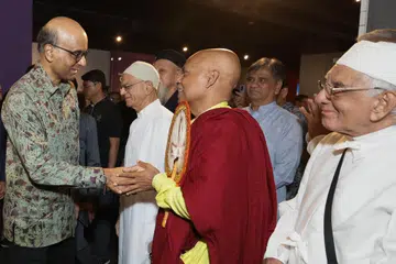 BERAMAH MESRA: (paling kiri) Presiden Tharman Shanmugaratnam bersalaman dengan anggota Pertubuhan Antara Agama (IRO), (dari kiri, baris depan) Encik Ameerali Abdeali, Encik Ven Dr K Gunaratana, dan Encik Ervad Rustom Ghadiali dalam acara anjuran IRO pada Ahad untuk mendoakan keamanan dan keselamatan orang awam di Israel dan Gaza.