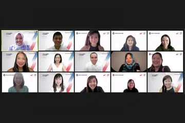 PERTINGKAT KEHIDUPAN WANITA: Cik Rahayu Mahzam (barisan atas, paling kiri) membentangkan 12 saranan dalam kertas kerja mengenai pembangunan wanita oleh cabang wanita dan belia PAP dalam satu sidang media melalui Zoom semalam. Turut sertai ialah (barisan tengah, dari kiri) Cik Carrie Tan, Cik Cheng Li Hui dan Encik Zhulkarnain Abdul Rahim, serta Cik Tin Pei Ling (barisan bawah, dua dari kiri). - Foto PAP