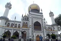 TETAP UTUH DAN RELEVAN: Masjid Sultan, yang pernah menjadi tumpuan jemaah haji zaman silam, berubah dan terus berdiri megah sejajar dengan perkembangan semasa dan menjadi lambang yang bermakna di Kampong Glam. - Foto fail