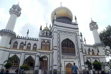 TETAP UTUH DAN RELEVAN: Masjid Sultan, yang pernah menjadi tumpuan jemaah haji zaman silam, berubah dan terus berdiri megah sejajar dengan perkembangan semasa dan menjadi lambang yang bermakna di Kampong Glam. - Foto fail