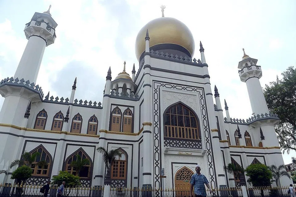TETAP UTUH DAN RELEVAN: Masjid Sultan, yang pernah menjadi tumpuan jemaah haji zaman silam, berubah dan terus berdiri megah sejajar dengan perkembangan semasa dan menjadi lambang yang bermakna di Kampong Glam. - Foto fail