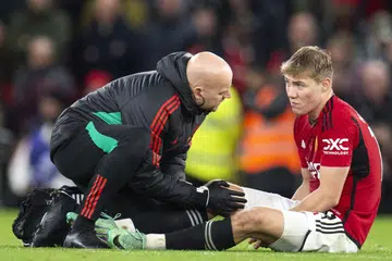 HAMPA: Penyerang Manchester United, Rasmus Hojlund, kelihatan kecewa selepas alami ketegangan otot dalam perlawanan menentang Luton pada Sabtu.