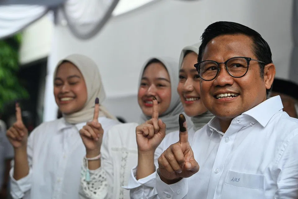 Calon Naib Presiden Indonesia, Muhaimin Iskandar (kanan) bersama anggota keluarganya meminta pasukan peguamnya menyampaikan kepada Mahkamah Perlembagaan Indonesia mengenai dakwaan pelbagai kekurangan dan kecurangan yang terjadi semasa Pilihan Raya Presiden 2024 dijalankan.
