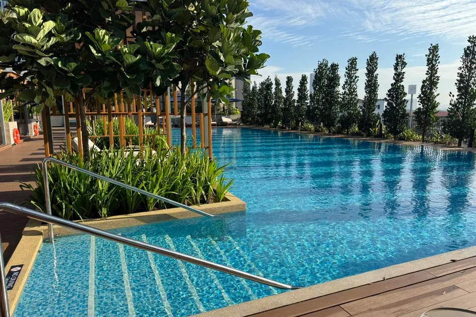 Kolam renang bagi golongan dewasa.