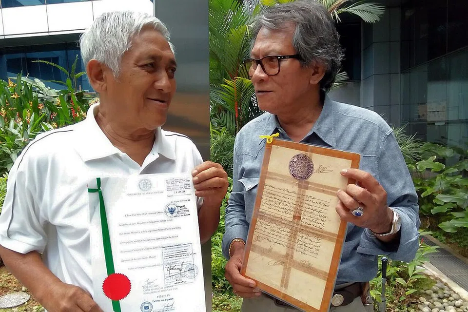 WARIS DIRAJA: (Dari kanan) Raja Mohamed Said dan Tengku Abdul Hamid membuat Akuan Berkanun bagi memastikan tiada lagi pihak yang sewenang-wenangnya mengaku sebagai waris terakhir Sultan Riau-Lingga. - Foto-foto SAINI SALLEH