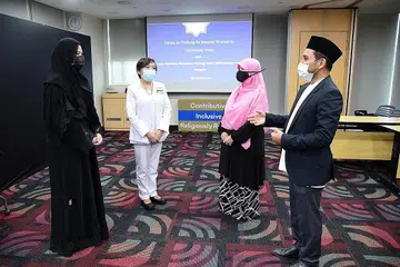 PIHAK BERKEPENTINGAN: (Dari kanan) Dr Nazirudin bersama anggota penuh Jawatankuasa Fatwa, Ustazah Dr Rohana Ithnin; Anggota Jawatankuasa Eksekutif Persatuan Karyawan Penjagaan Kesihatan Islam (MHPA), Dr Juriyah Yatim, yang juga Penolong Pengarah Kejururawatan (jururawat amalan lanjutan) di Hospital Besar Singapura (SGH); serta anggota Jawatankuasa Pemandu Pelaksanaan bagi Semakan Dasar Seragam yang dilantik MOH, Ustazah Nurhannah Irwan. - Foto MUIS