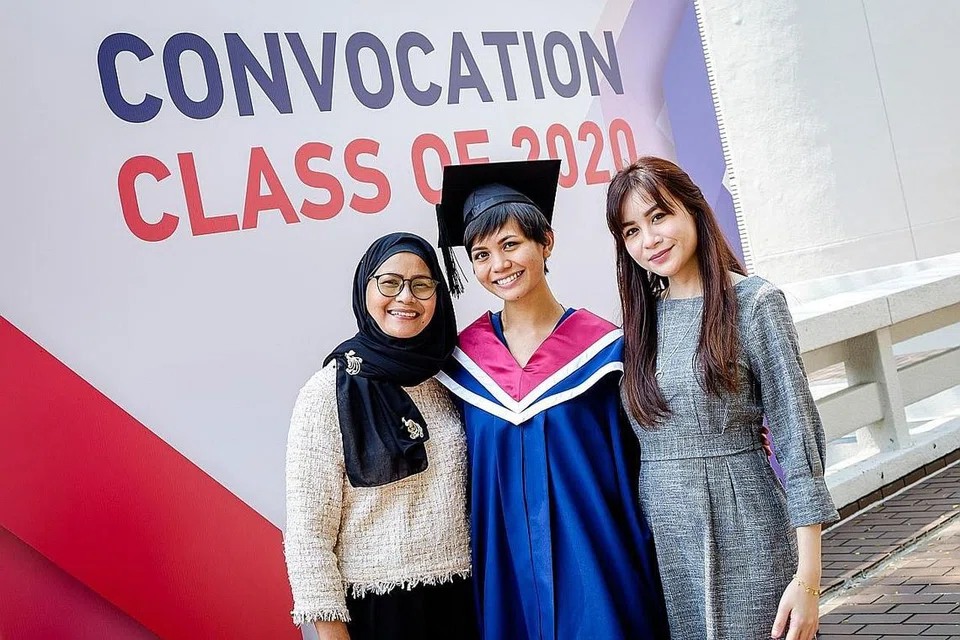 LANJUTKAN PENGAJIAN KE PERINGKAT SARJANA: Cik Nadia ditemani ibunya, Cik Junaidah Jaafar, dan kakaknya, Cik Siti Nur Faezah, di konvokesyennya baru-baru ini. Beliau kini mengikuti program sarjana bahasa Inggeris di NTU sambil bekerja sebagai penyelidik sepenuh masa di sana. - Foto NTU