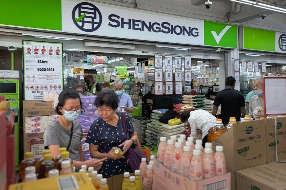 Sheng Siong akan memberikan diskaun 4 peratus kepada pemilik kad Skim Bantuan Kesihatan Masyarakat (Chas) yang berwarna biru.