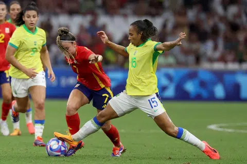 Pemain Brazil Thaís Ferreira Brazil’s (nombor 15) merebut bola daripada pemain Sepanyol Athenea Del Castillo pada pusingan separuh akhir bola sepak wanita di Stadium Marseille pada 6 Ogos