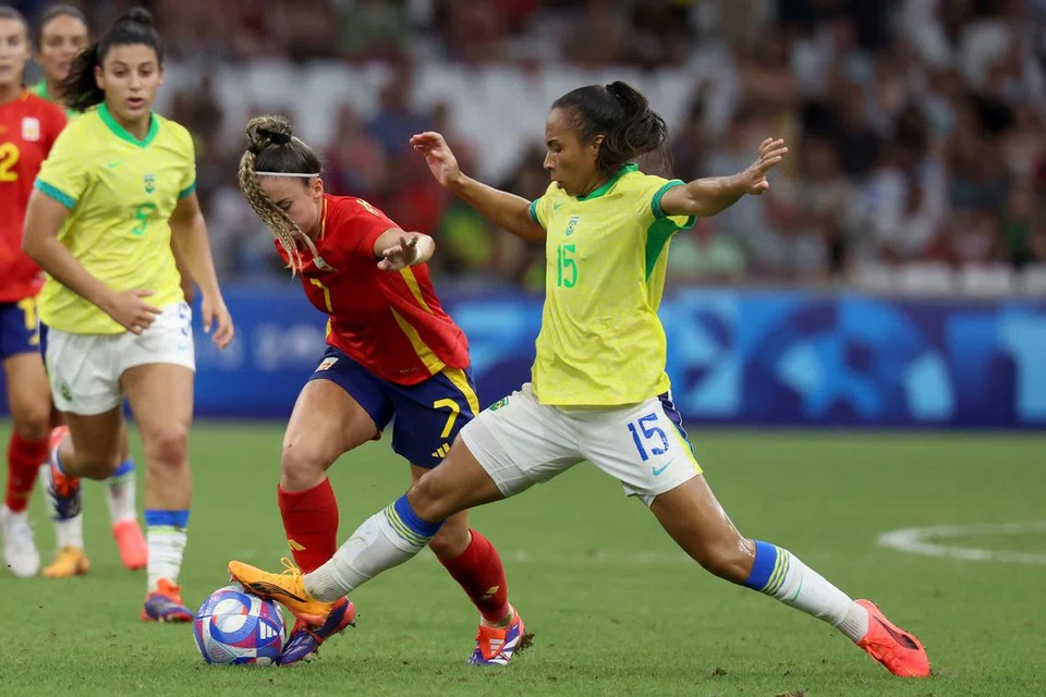 Pemain Brazil Thaís Ferreira Brazil’s (nombor 15) merebut bola daripada pemain Sepanyol Athenea Del Castillo pada pusingan separuh akhir bola sepak wanita di Stadium Marseille pada 6 Ogos