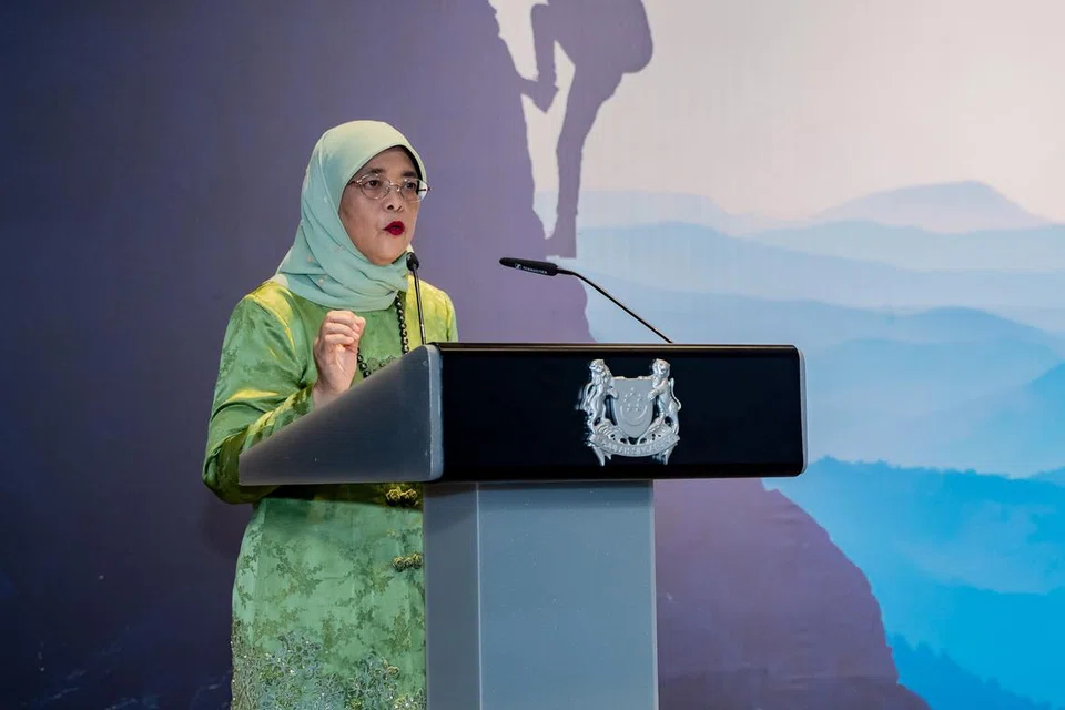 GALAK KARYAWAN MUDA: Presiden Halimah Yacob menyetu golongan belia dan karyawan muda agar menyertai Rangkaian Karyawan Mendaki
